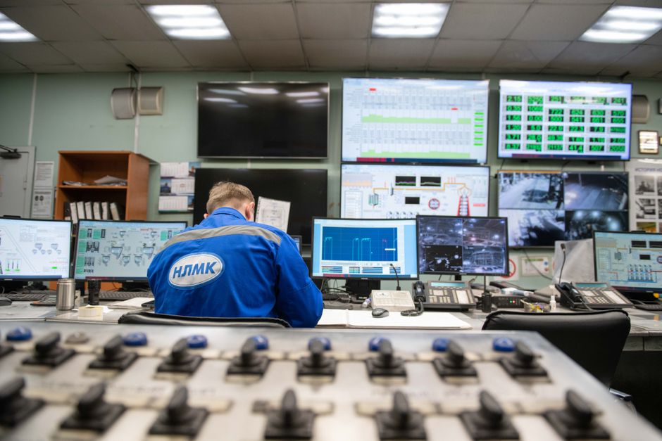 Оператор в координационном центре наблюдает за состоянием направлений